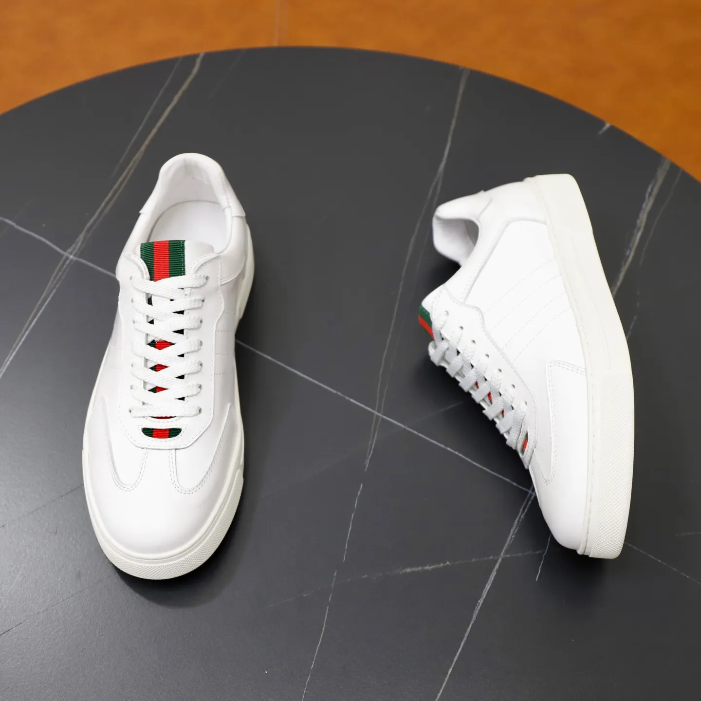 Ex-factory price: 400💰🙅‍♂️🙅‍♂️🙅‍♂️ Brand: Gucci GUCCi Standard code: 38-44 (45 customized) Grade: Same as the official website Material: Original leather splicing Comfortable and breathable sheepskin lining Original wear-resistant outsole Style category: Men's fashionable casual shoes Running sneakers Distinguished luxury brand elements Top luxury Color: actual picture color